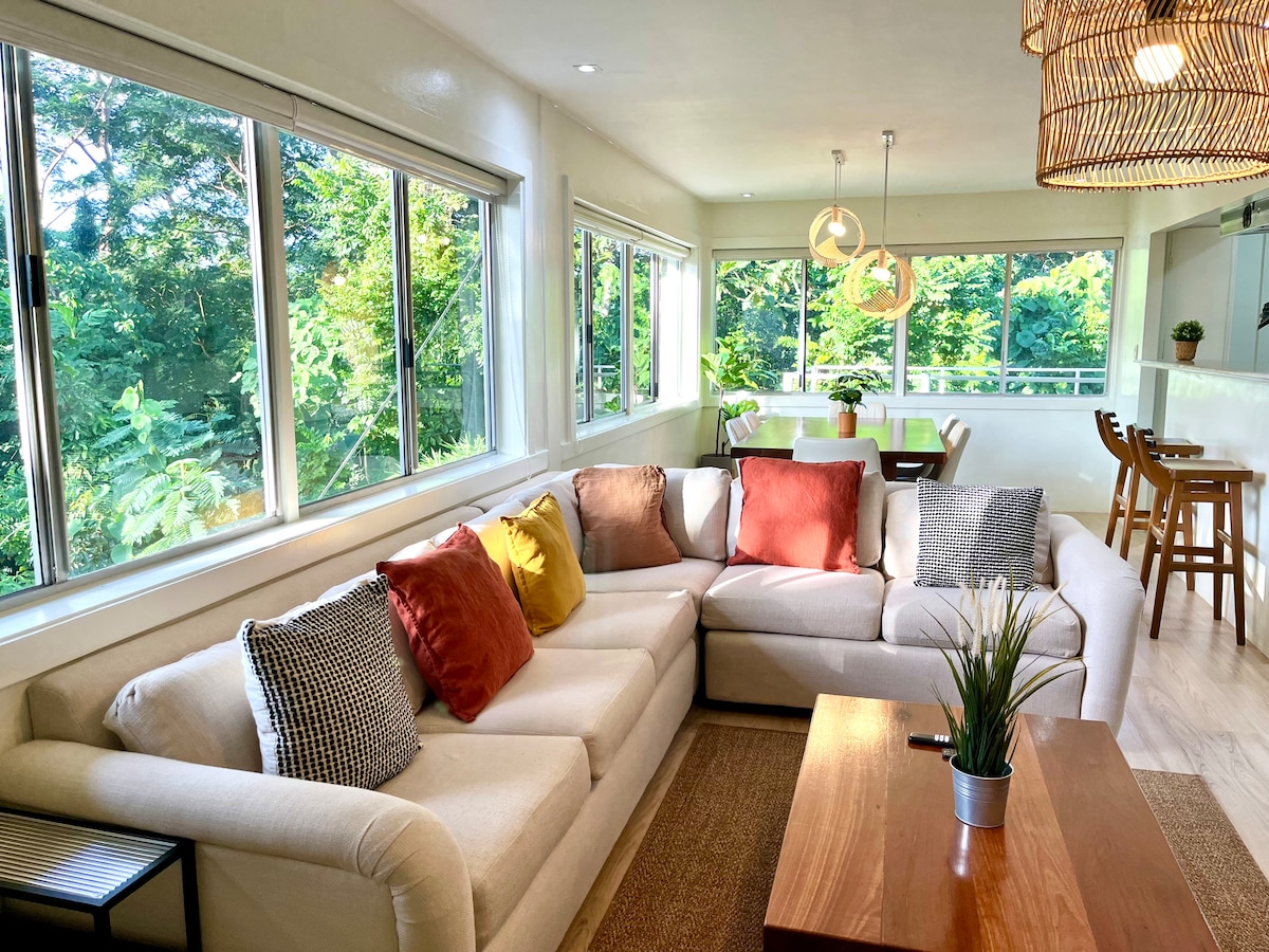 Sunridge A living room with Anvaya access